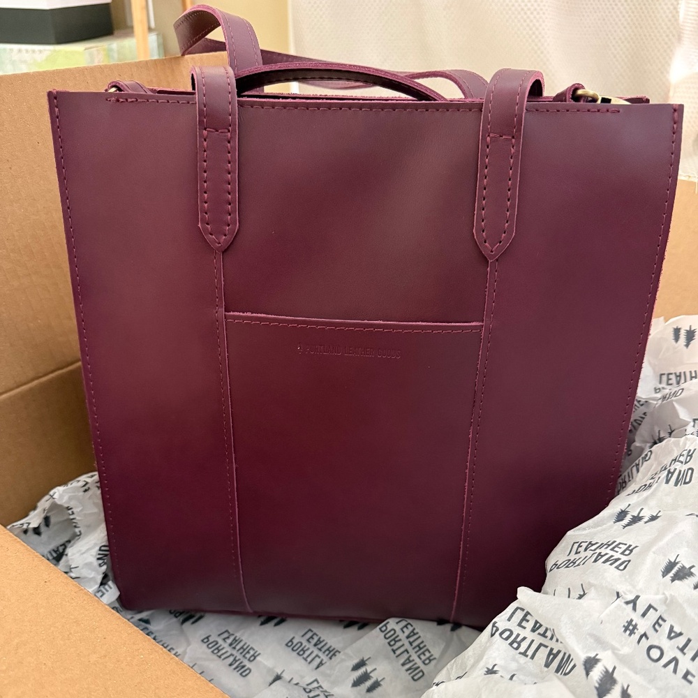 Large Lola zipper crossbody beautiful leather tote bag, new in original pakage